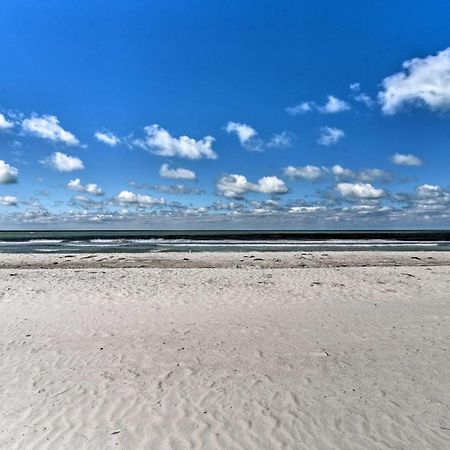 Sun-Soaked Coastal Hideaway - Steps To Beach! クリアウォーター・ビーチ エクステリア 写真