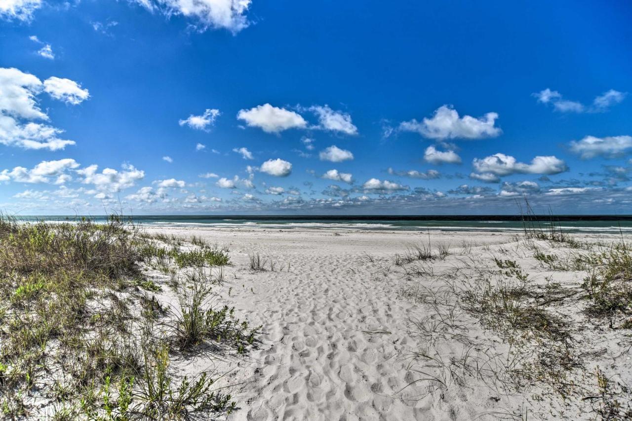 Sun-Soaked Coastal Hideaway - Steps To Beach! クリアウォーター・ビーチ エクステリア 写真